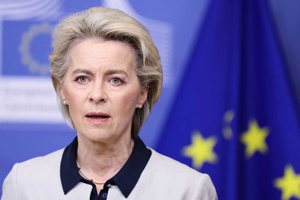 Ursula von der Leyen, az Európai Bizottság elnöke sajtótájékoztatót tart az orosz-ukrán konfliktus témájában