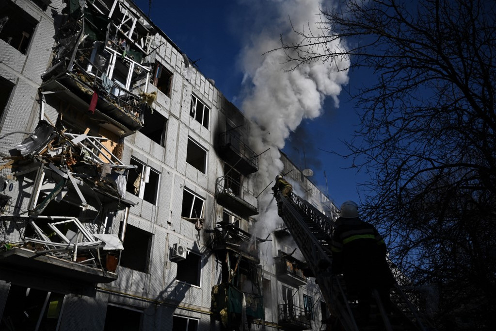Bombatámadásnak áldozatul esett lakóház az ukrán Csuhuiv településen