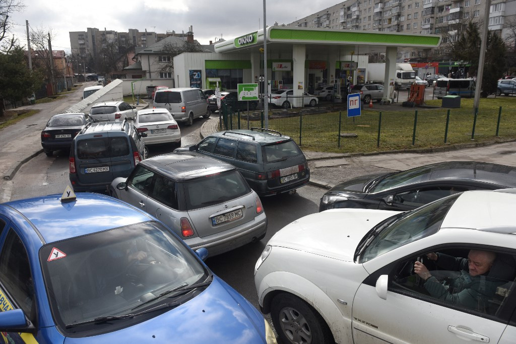 Az ukrán benzinkutakat is ellepték az autósok, mert félnek attól, hogy nem lesz benzin
