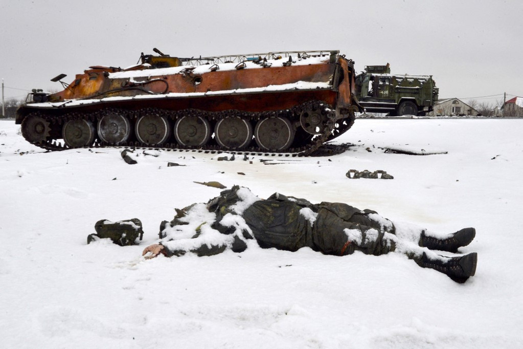 Egy orosz katona holtteste Harkov közelében