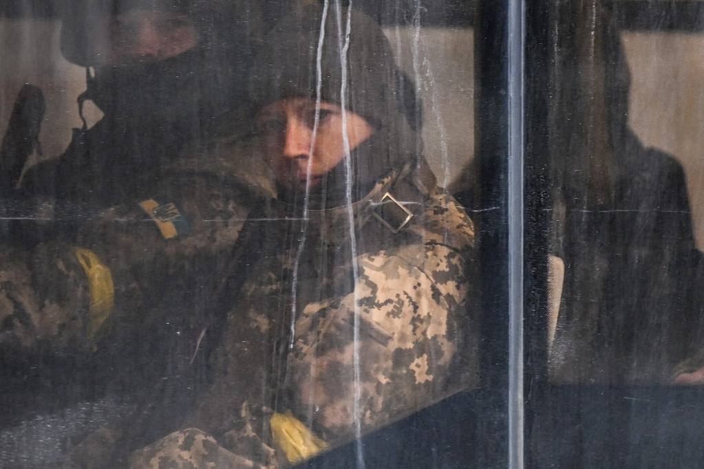 Ukrán katonák egy tömegközlekedésre használt buszon utaznak Kijevben