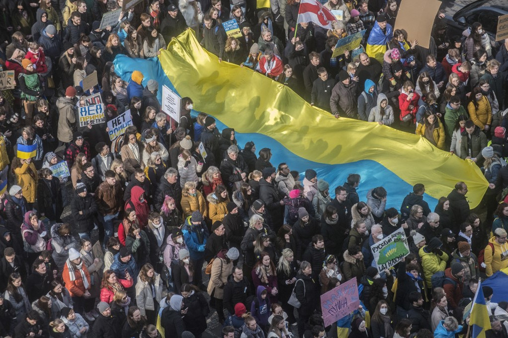 Tízezrek tüntettek vasárnap délután Prágában Ukrajna mellett és az országban zajló orosz hadműveletek ellen