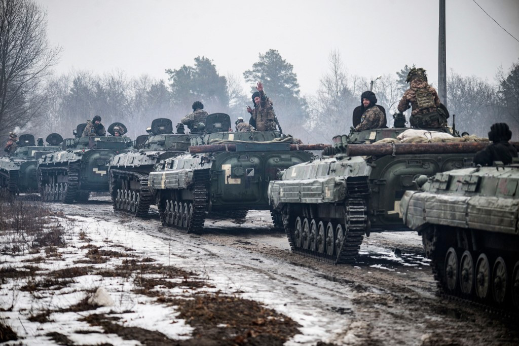 Az ukrán államfő felszólította az ukránokat, hogy mindenki, aki kész megvédeni az országot, jelentkezzen szolgálatra