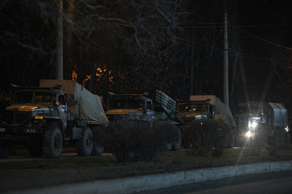 Orosz tankok és páncélozott katonai járművek konvoja Donyeckben