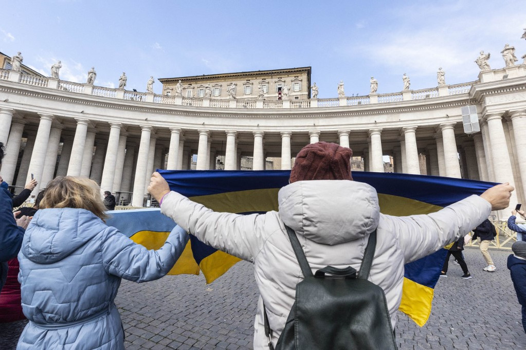 Fotó: RICCARDO DE LUCA / ANADOLU AGE Látva, hogy a téren állók közül sokan ukrán zászlót tartanak, ukránul mondta: Dicsértessék a Jézus Krisztus!