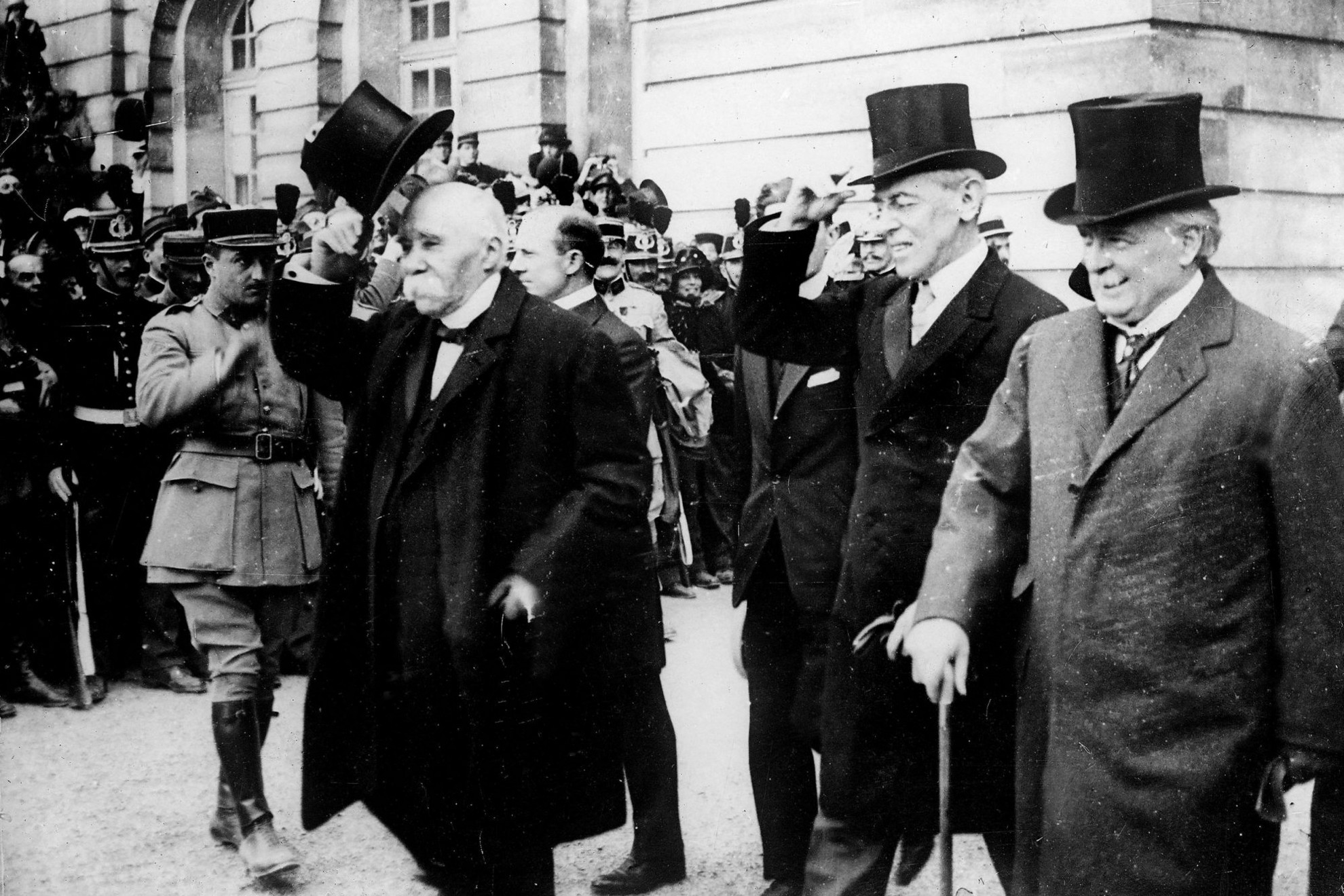 A versailles-i szerződés aláírásának ceremóniája, 1919. Georges Clemenceau francia miniszterelnök, Woodrow Wilson amerikai elnök és David Lloyd George, az Egyesült Királyság kormányfője