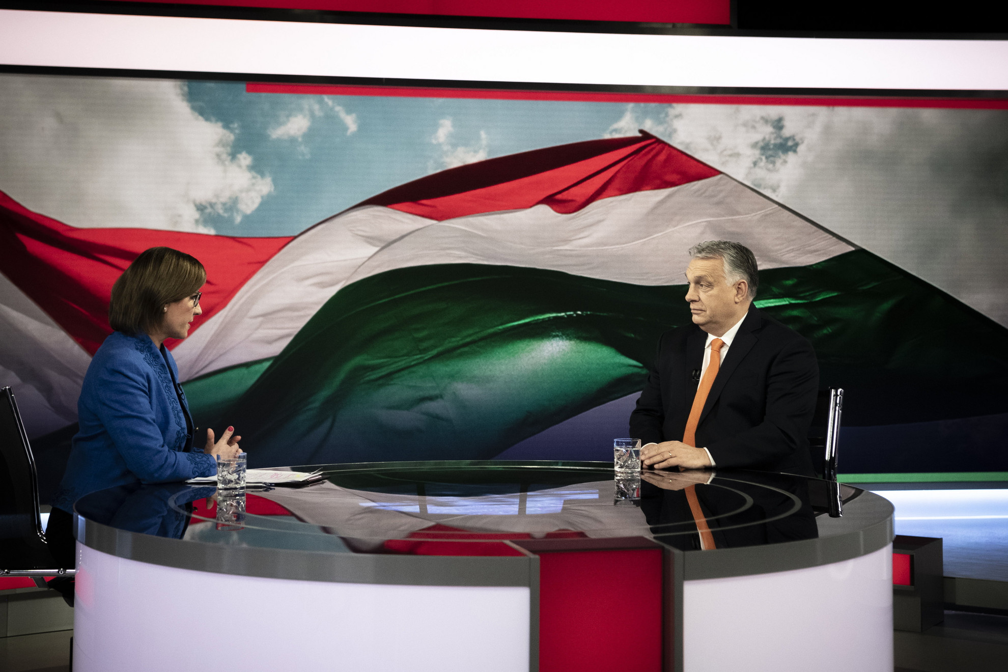 Orbán Viktor miniszterelnök interjút ad az M1 aktuális csatornának, az MTVA óbudai gyártóbázisán 2022. február 27-én. Balra Volf-Nagy Tünde műsorvezető