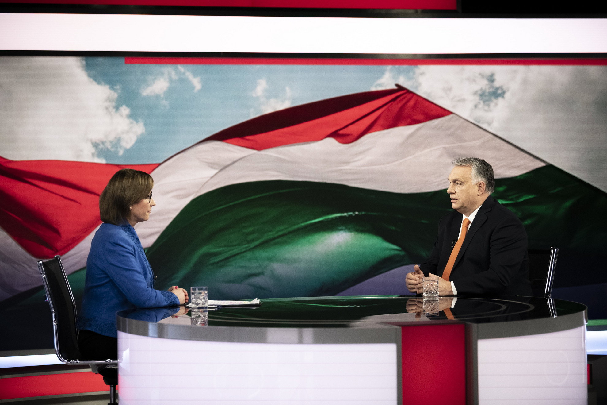 Orbán Viktor miniszterelnök interjút ad az M1 aktuális csatornának, az MTVA óbudai gyártóbázisán 2022. február 27-én. Balra Volf-Nagy Tünde műsorvezető