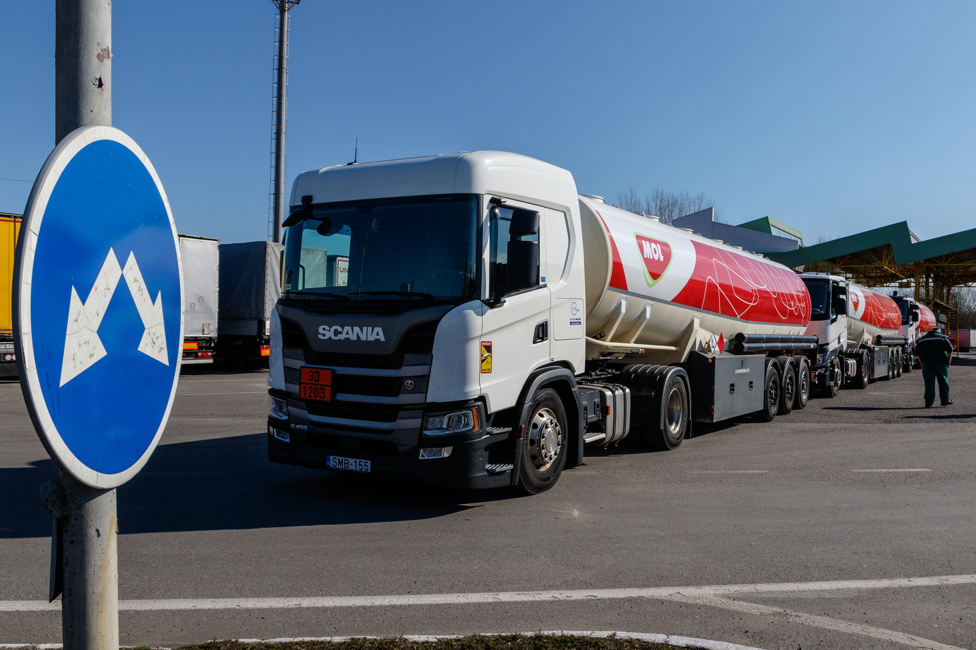 A magyar humanitárius segély részét képező, üzemanyagot szállító tehergépkocsik a záhonyi magyar-ukrán határátkelőhelyen, a kárpátaljai Csapon 2022. február 27-én