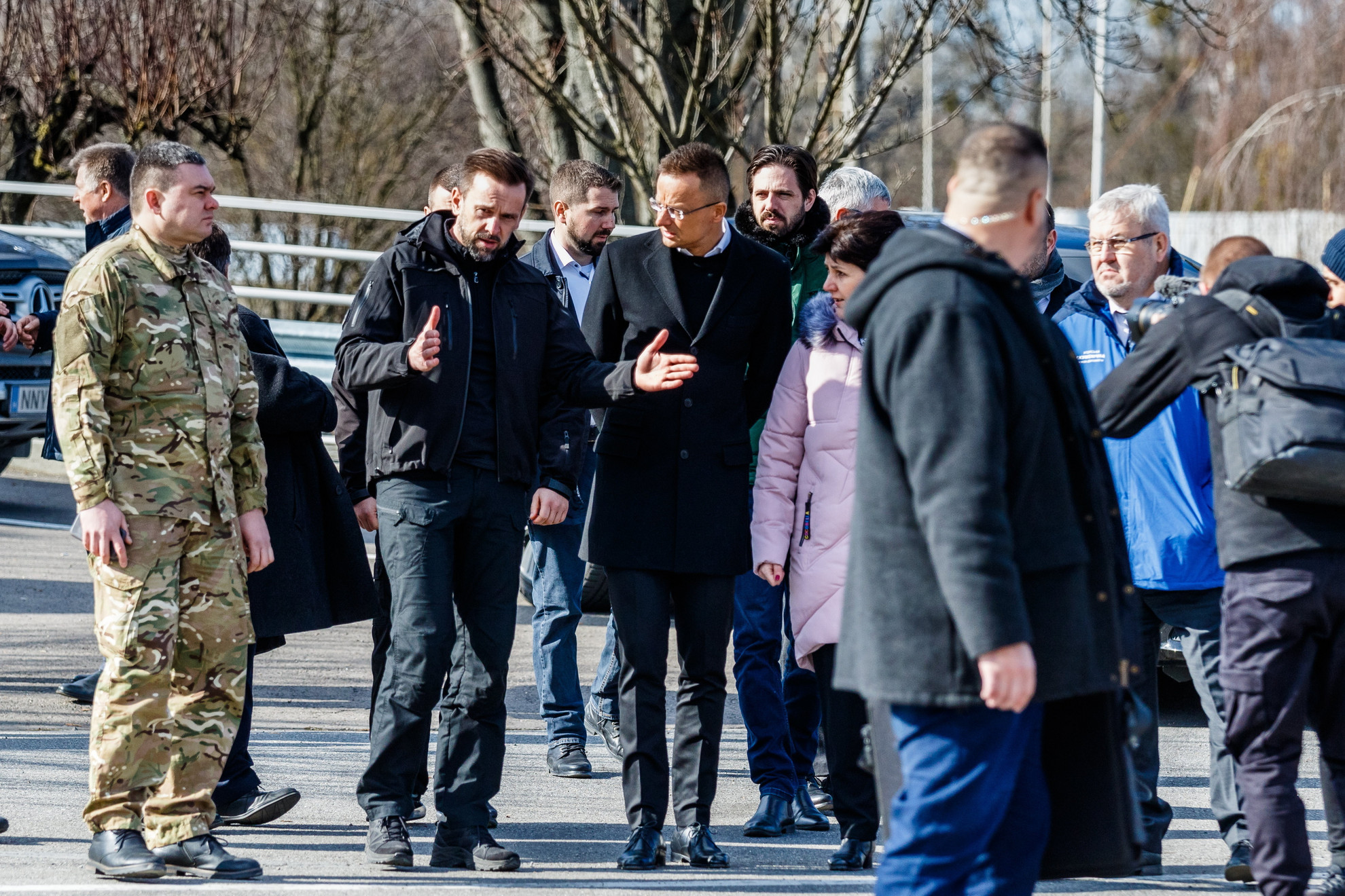 Szijjártó Péter külgazdasági és külügyminiszter (b3, elöl) és Viktor Mikita, Kárpátalja kormányzója (b2, elöl) a közös sajtótájékoztatójuk előtt a záhonyi magyar-ukrán határátkelőhelyen, a kárpátaljai Csapon 2022. február 27-én