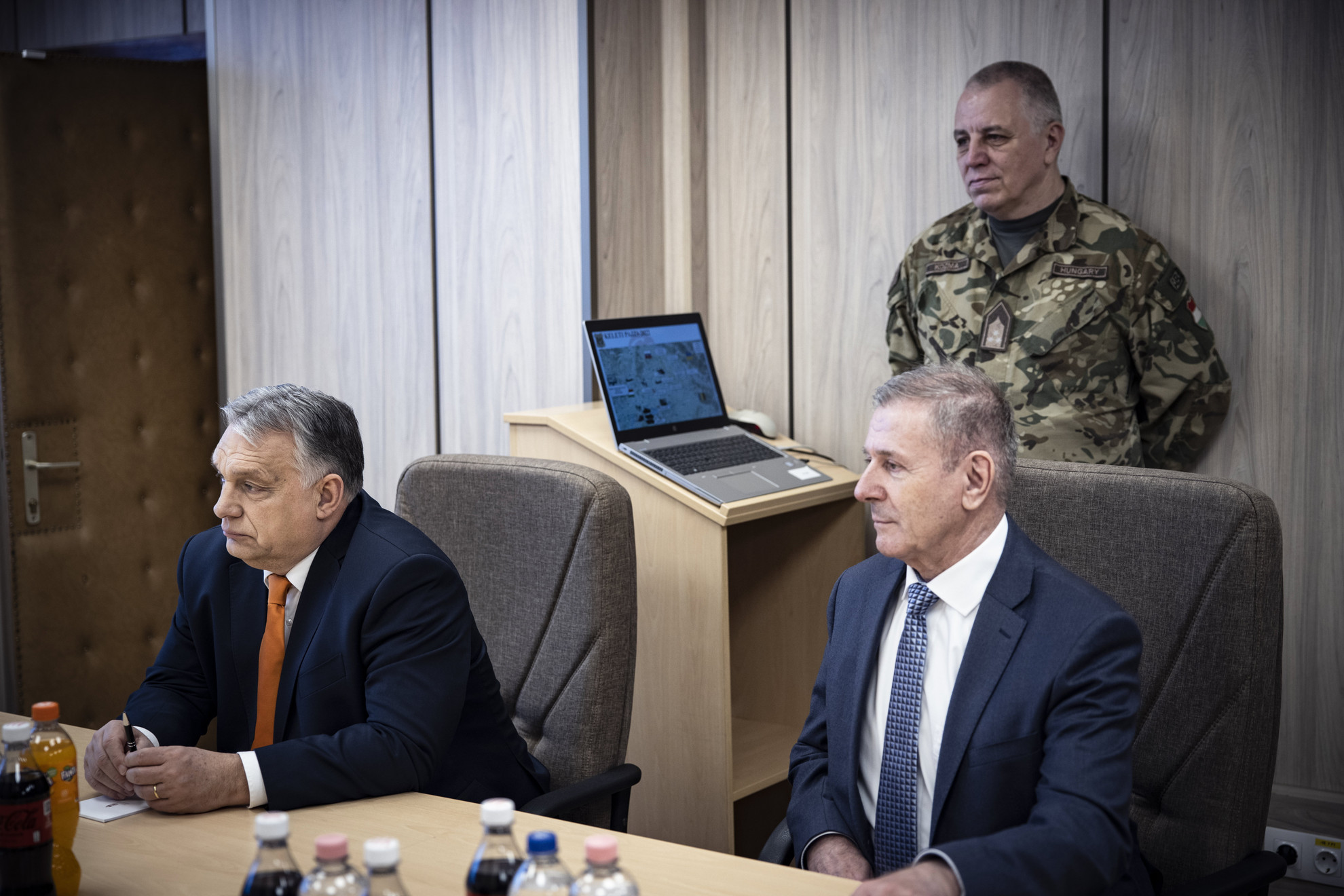 A Miniszterelnöki Sajtóiroda által közreadott képen Orbán Viktor miniszterelnök (b) és Benkő Tibor honvédelmi miniszter (j) a Magyar Honvédség Integrált Műveleti Központjában
