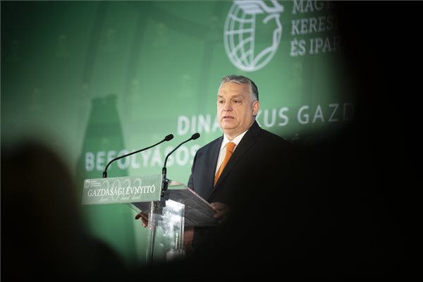 A Miniszterelnöki Sajtóiroda által közreadott képen Orbán Viktor miniszterelnök beszédet mond a Magyar Kereskedelmi és Iparkamara (MKIK) gazdasági évnyitóján a budapesti New York Palotában