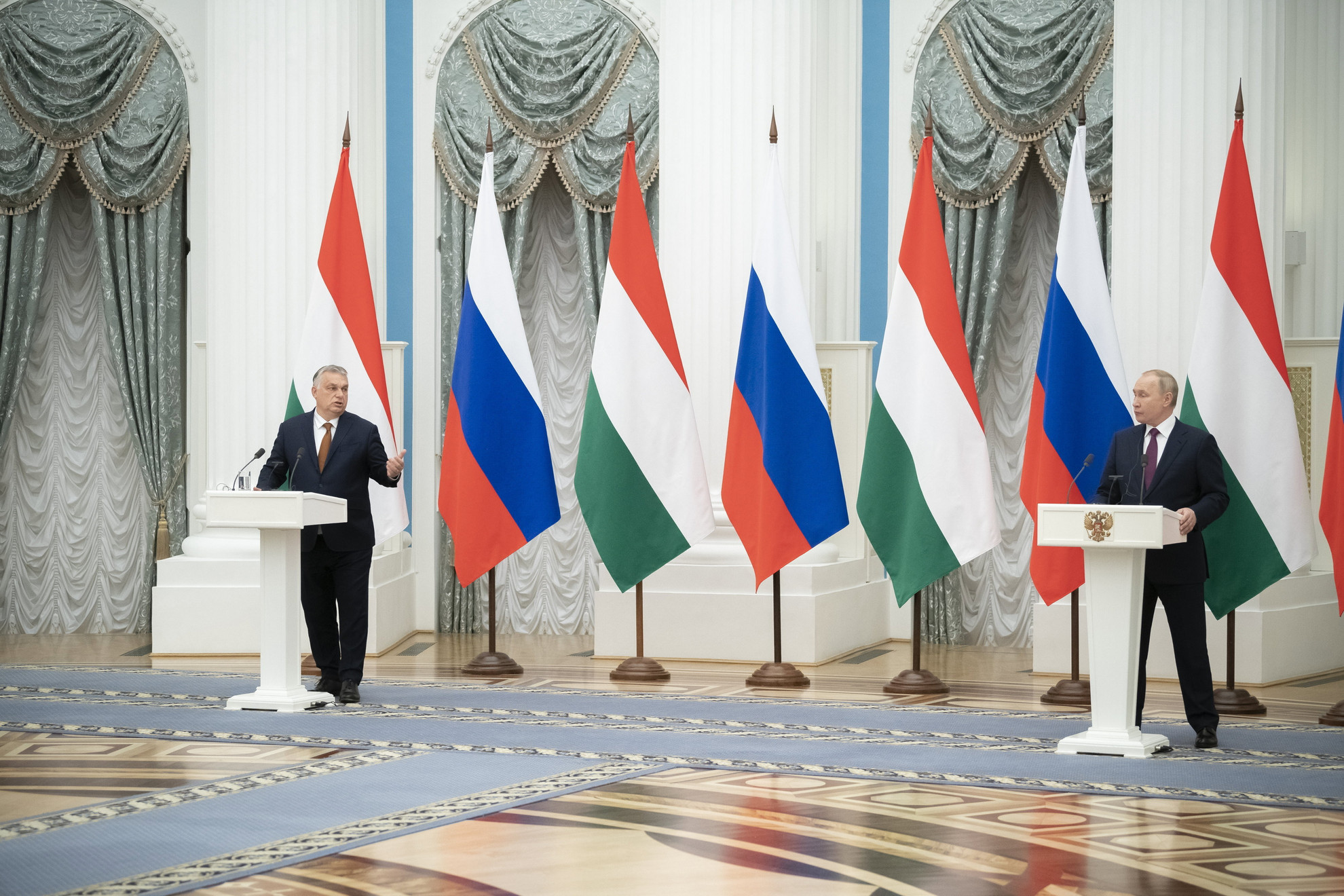 A Miniszterelnöki Sajtóiroda által közreadott képen Orbán Viktor kormányfő (b) és Vlagyimir Putyin orosz elnök sajtótájékoztatót tart Moszkvában