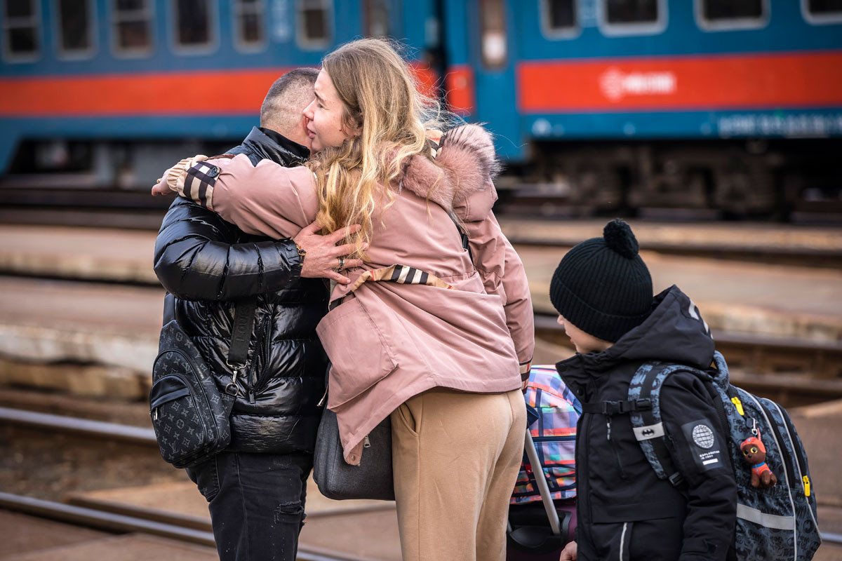 Ezrek menekülnek nap mint nap a béke földjére
