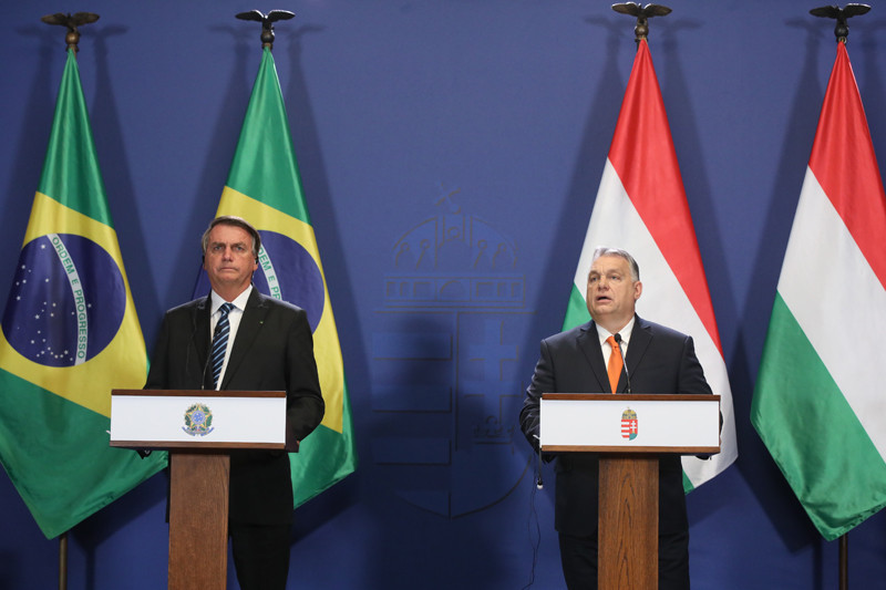 Orbán Viktor (j) Jair Bolsonaro brazil elnökkel tárgyalt