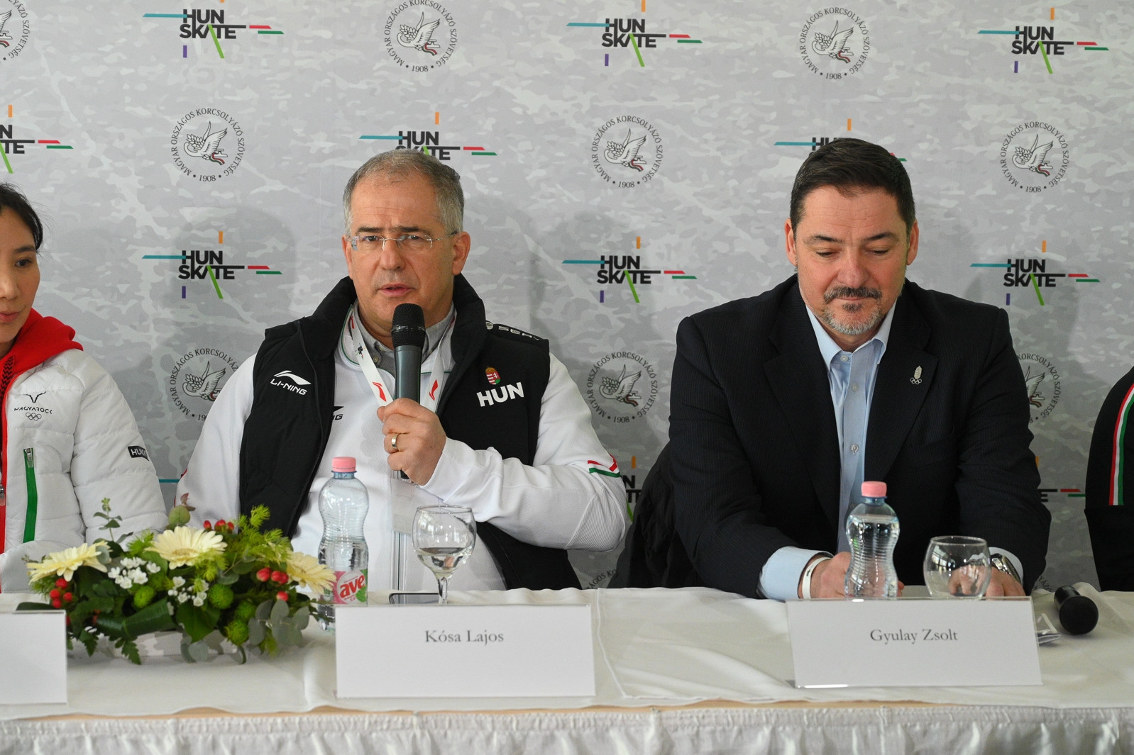 Kósa Lajos, a Magyar Országos Korcsolyázó Szövetség elnöke (b) és Gyulay Zsolt, a MOB frissen megválasztott elnöke