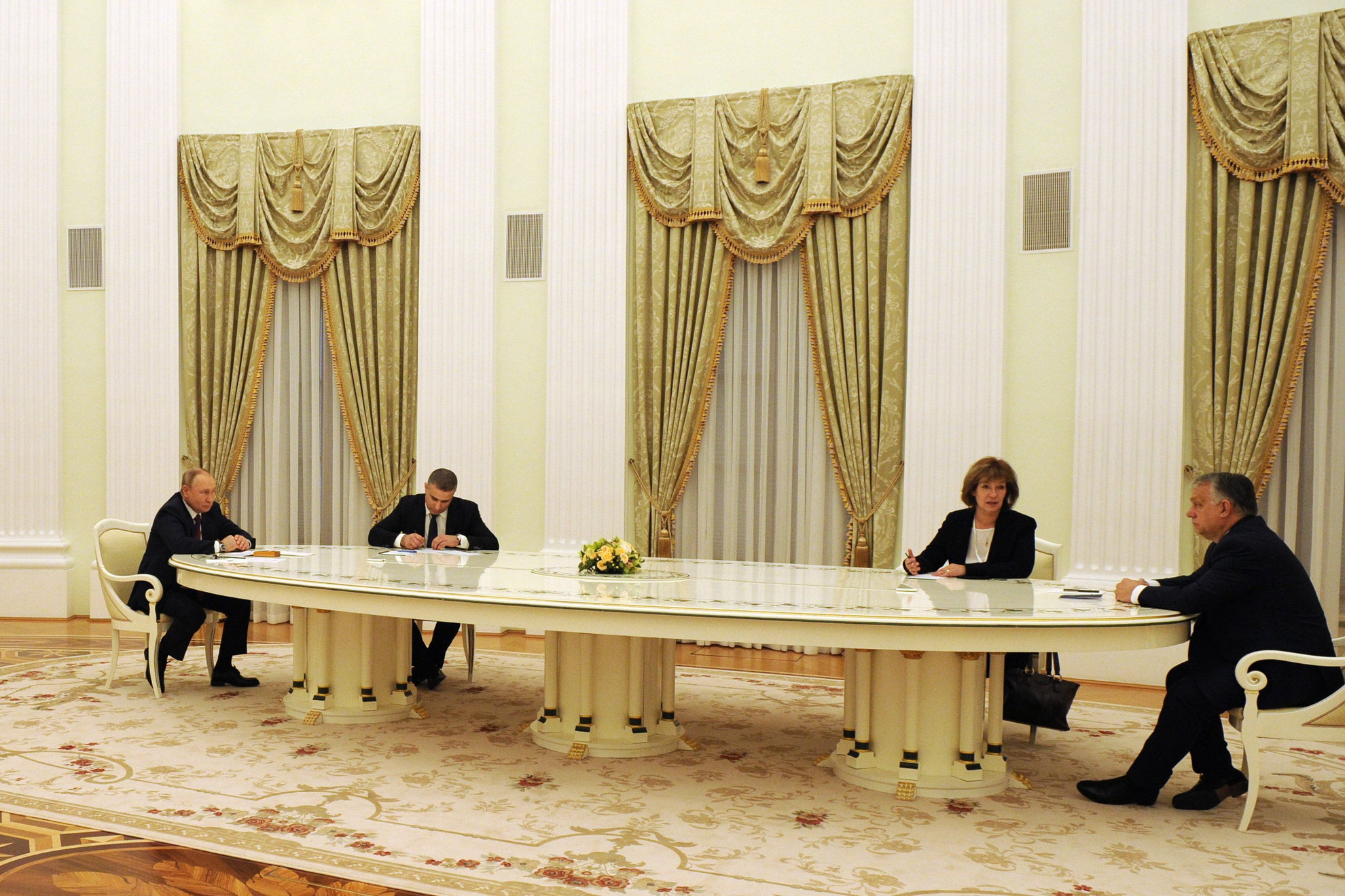 Vlagyimir Putyin orosz elnök (b) és Orbán Viktor miniszterelnök (j) tárgyalása a moszkvai Kremlben