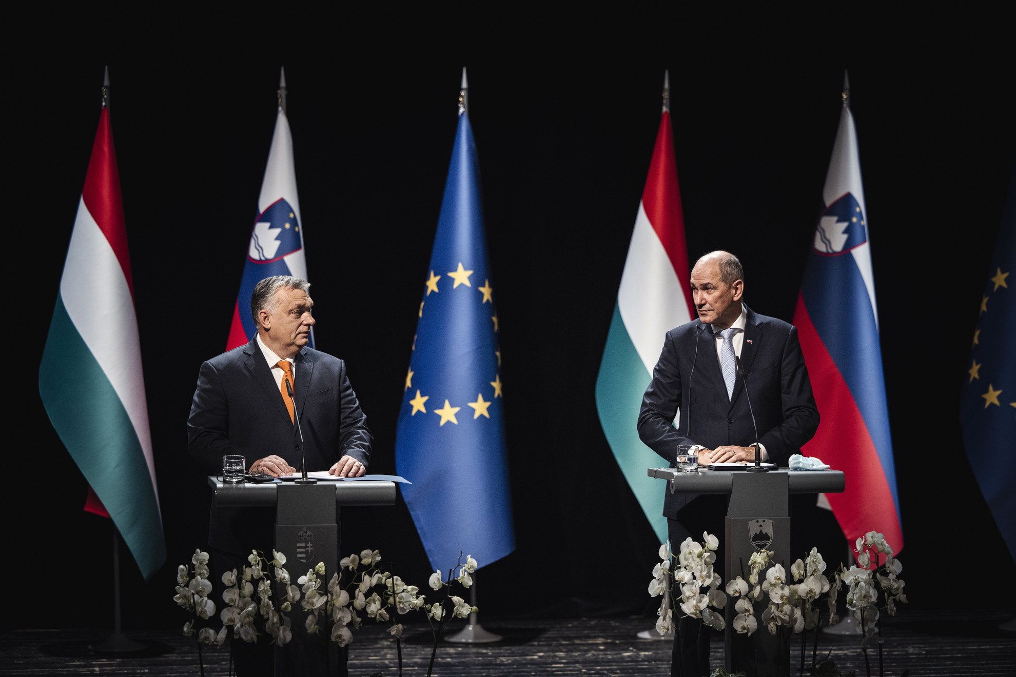 Orbán Viktor miniszterelnök (b) és Janez Jansa szlovén kormányfő a találkozójukat követően tartott sajtótájékoztatón