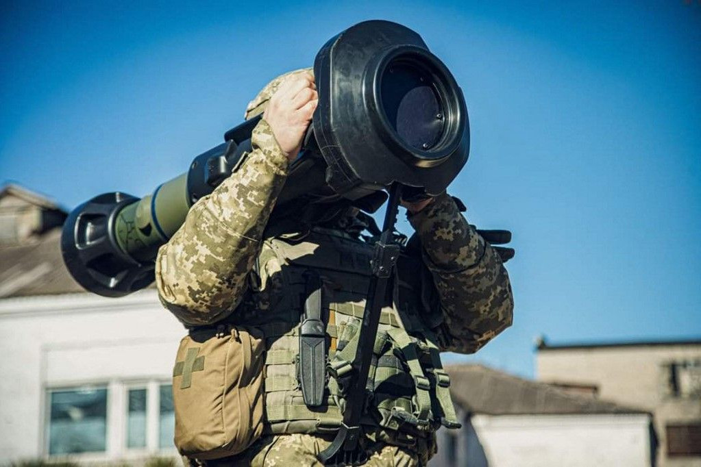 Ukrán tengerészgyalogos gyakorolja a páncéltörő fegyver, más néven NLAW használatát, amelyet az ukrán hadsereg kapott Nagy-Britanniától