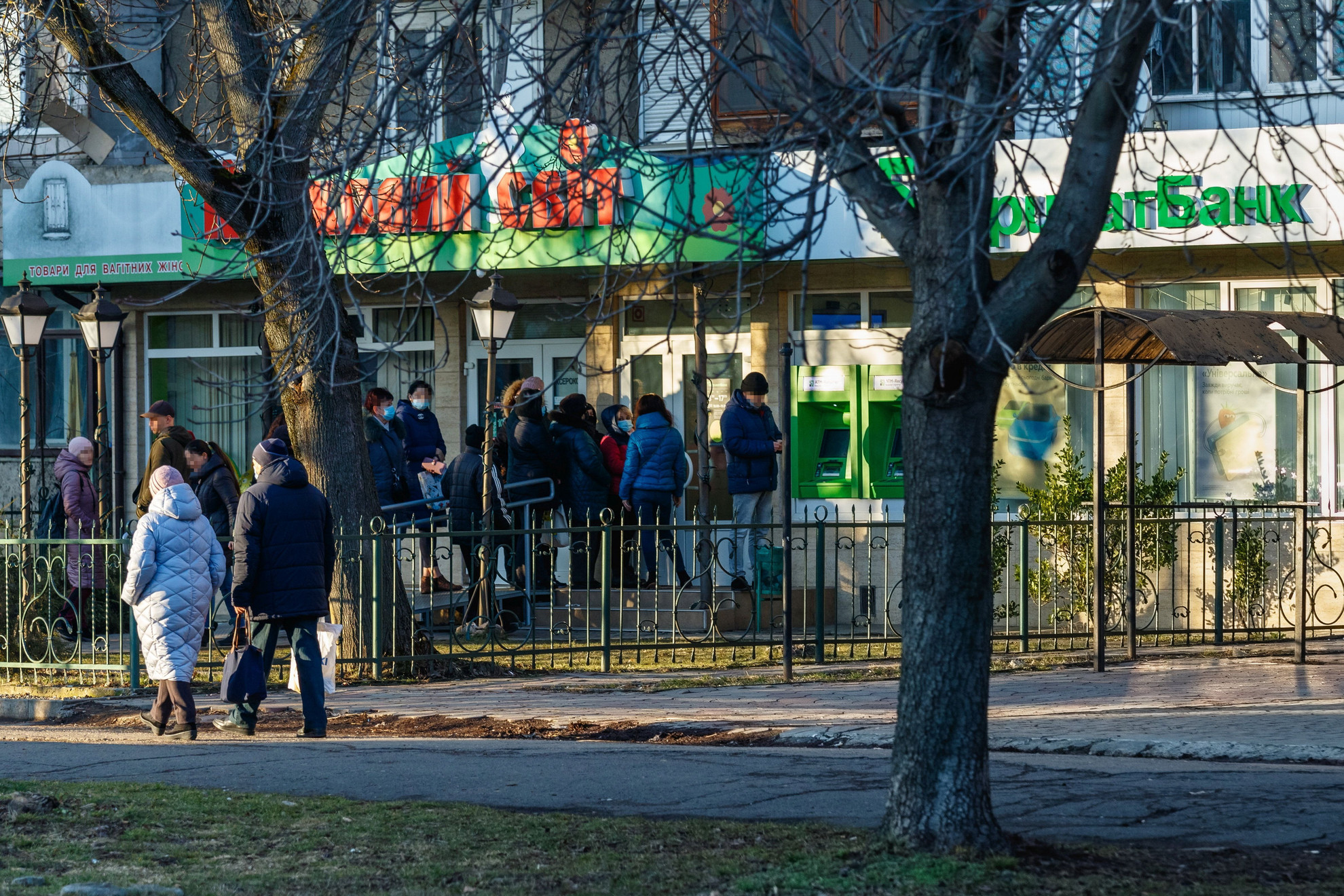 Fotó: MTI/Nemes János Helyi lakosok állnak sorban pénzfelvételért az ukrán Privat Bank egyik fiókjánál található ATM-nél Ungváron