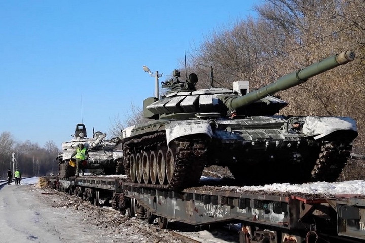 Orosz védelmi tárca: Páncélosok indultak vissza a helyőrségükbe vasúton