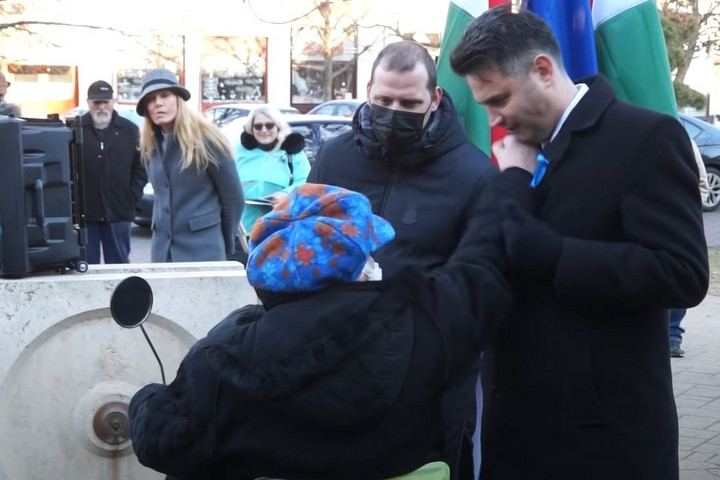 Fotó: YouTube / OrosCafe Egy rokkantnyugdíjas idős hölgy számon kérte Márki-Zayt