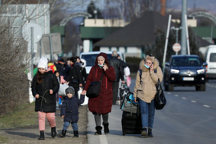 Összesen már 368 ezren menekültek el a harcok elől Ukrajnában