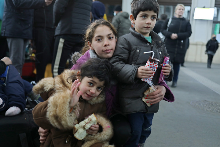 Folyamatosan érkeznek a menekültek Budapestre