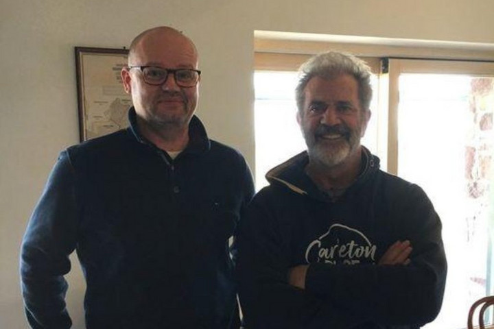 Mel Gibson egy balatoni pincészetben borozott