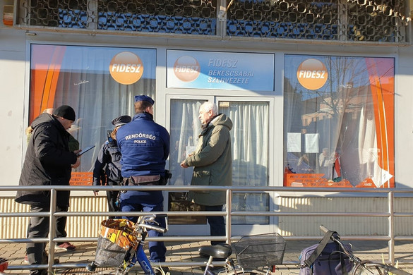 Elfogták a békéscsabai Fidesz-iroda kirakatát betörő férfit