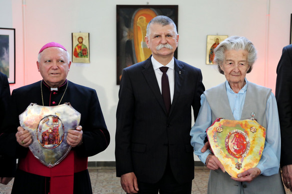 Tamás József püspök és Kontra Éva szerzetes kapta idén a Hit-pajzsa díjat