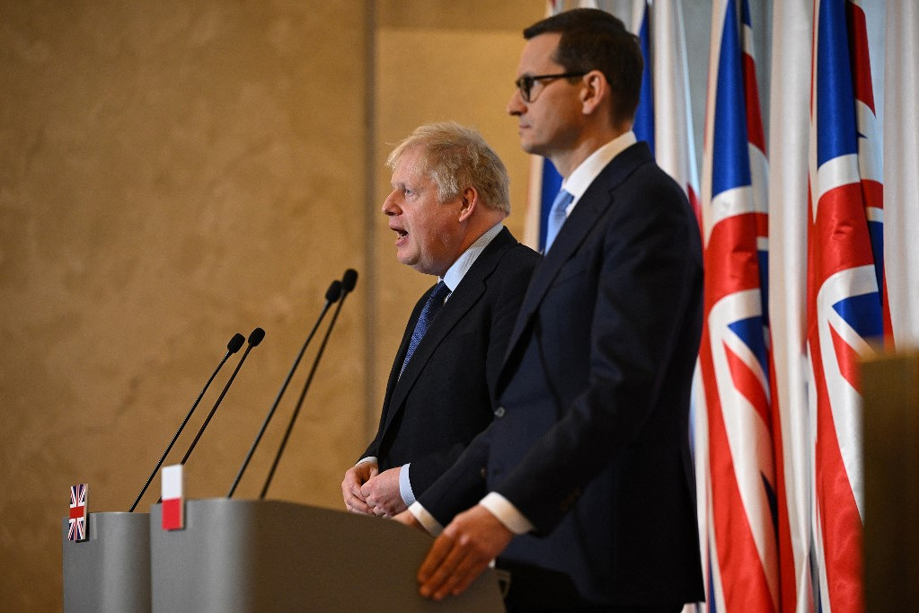 Boris Johnson brit (b) és Mateusz Morawiecki lengyel kormányfő