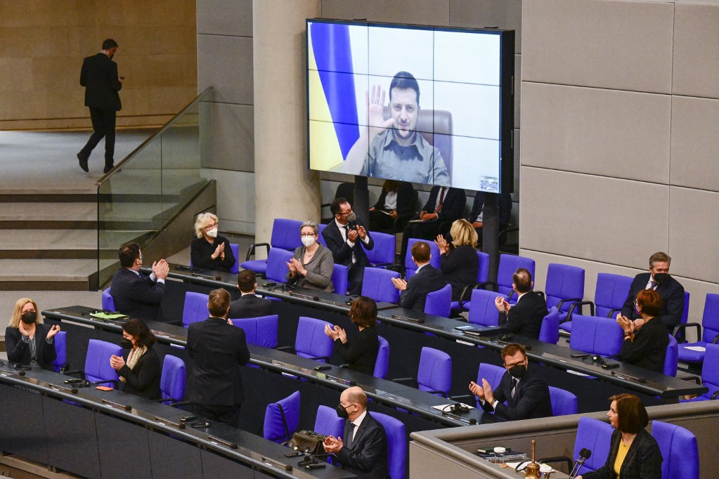 Német képviselők köszöntik a Bundestag ülésére videón bejelentkező Zelenszkij ukrán elnököt