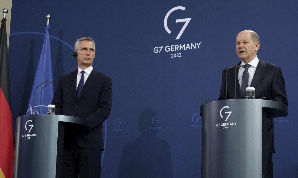 Olaf Scholz német kancellár a Jens Stoltenberg NATO-főtitkárral folytatott megbeszélése előtt tartott sajtótájékoztatón