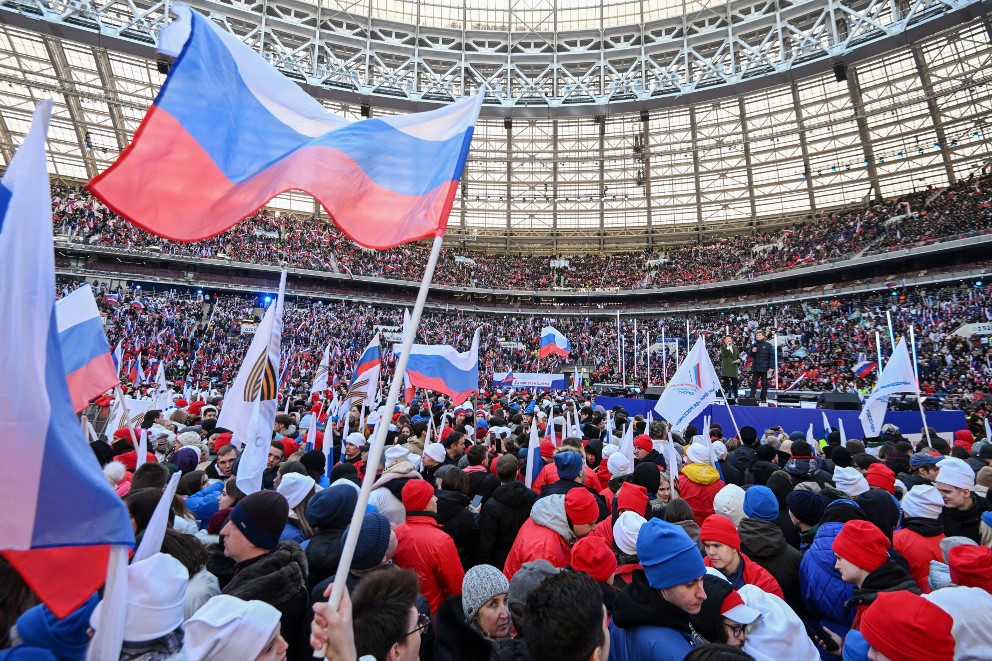 Az orosz hatóságok közlése szerint több mint 200 000 ember gyűlt össze a Luzsnyiki Stadionban és környékén