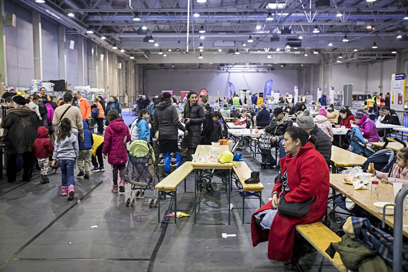 Menekültek a budapesti BOK csarnokban létesített humanitárius tranzitponton