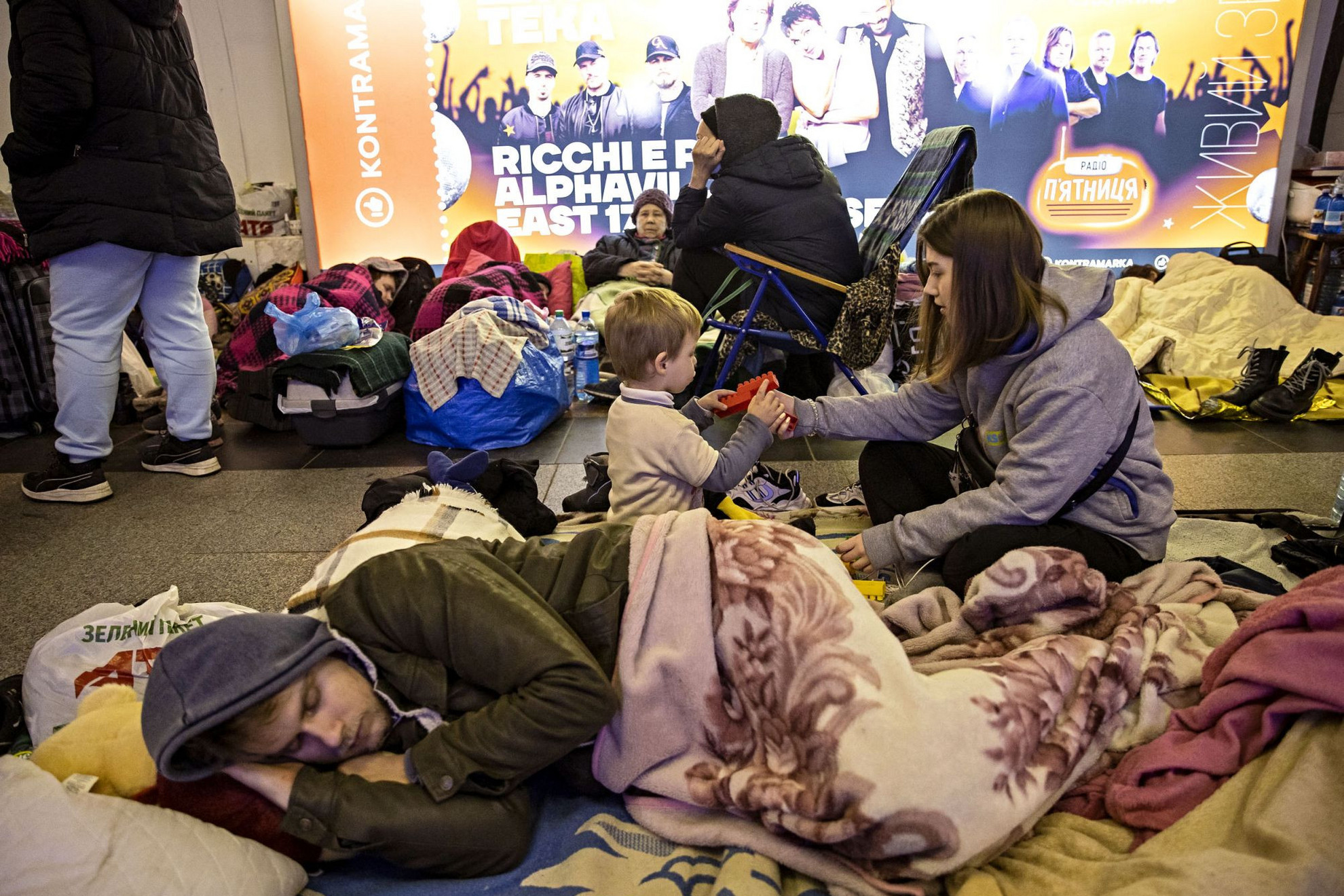 A metróban találtak menedéket a bombázástól menekülő kijevi polgárok