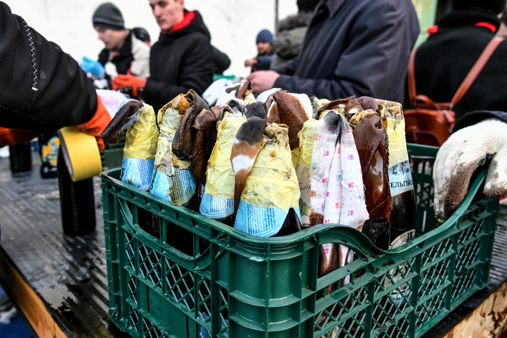 Fotó: Dmytro Smoliyenko / NurPhoto / Ukrán Molotov-koktél gyártás - a lakosság minden eszközt megragad az oroszokkal szemben