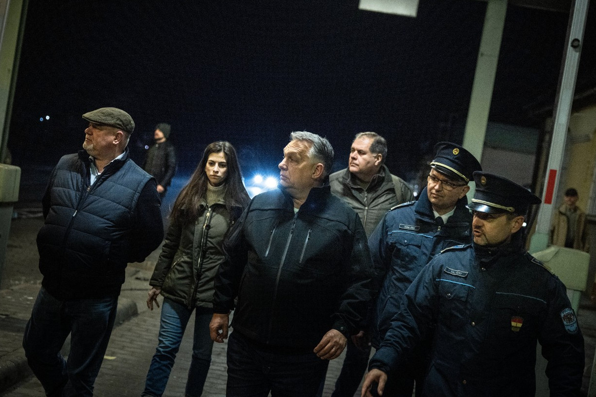 Orbán Viktor miniszterelnök (k) határszemlét tart a csengersimai magyar-román határállomáson