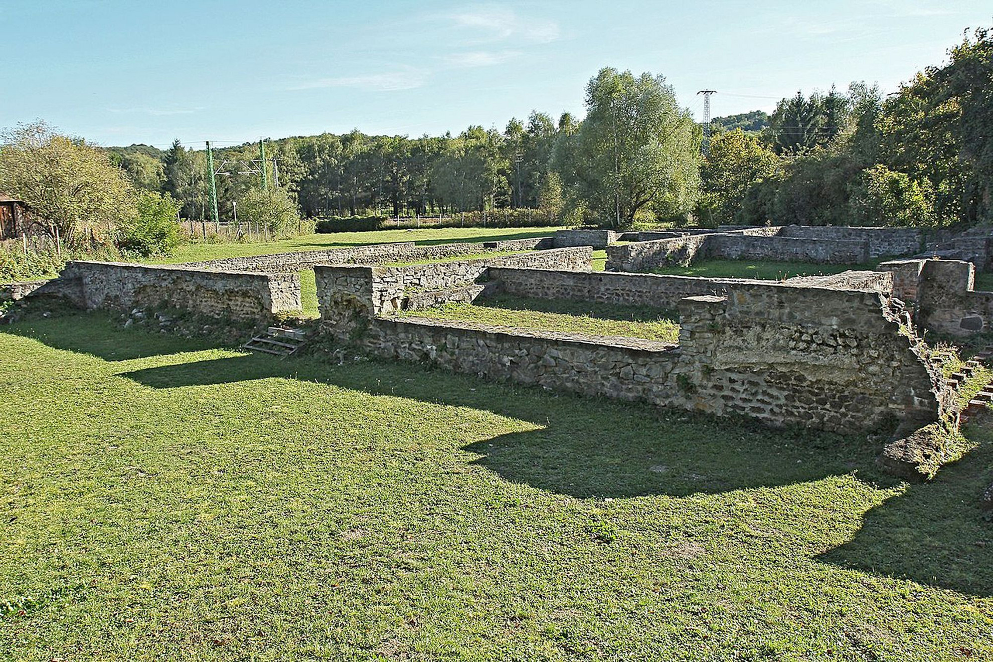 A 4. századi romokat sokáig villa publicának, útállomásnak hitték, de kiderült, hogy a területen komoly település állhatott