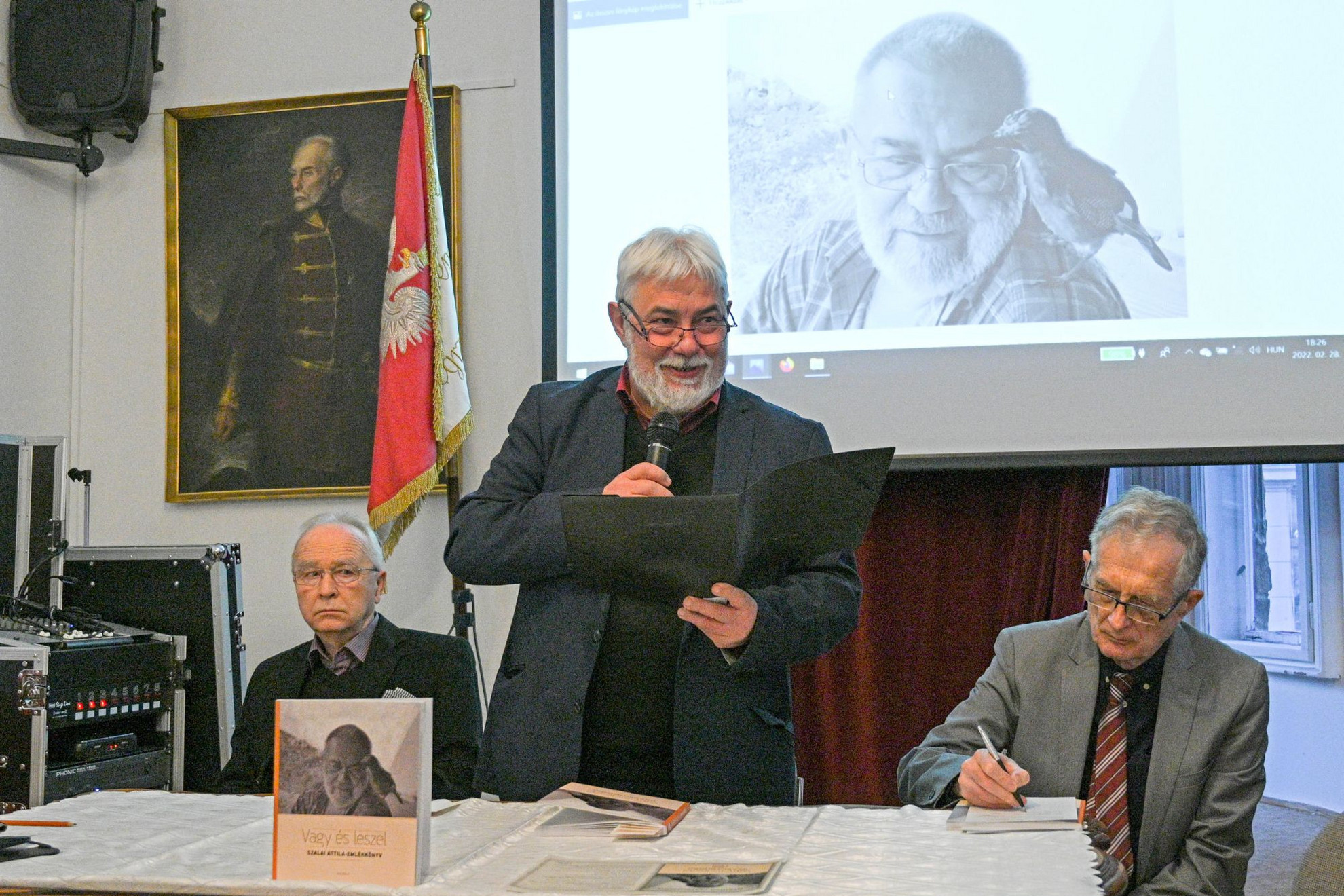 Molnár Imre (középen) a szerzővel kapcsolatos anekdotákat idézett