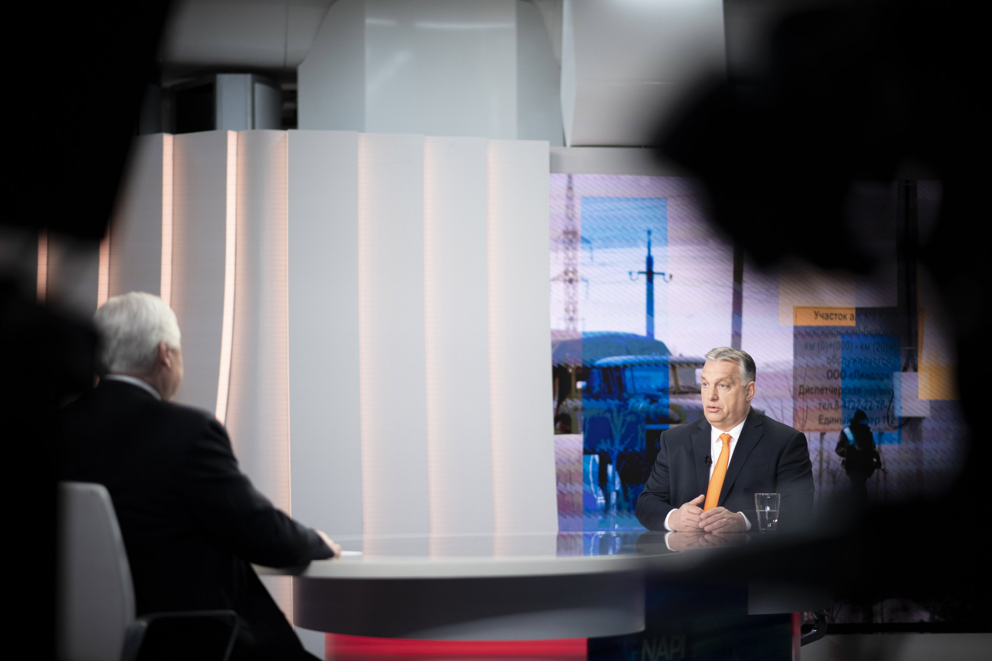 Orbán Viktor miniszterelnök interjút ad a Hír TV-nek Budapesten 2022. március 28-án. Balról Gajdics Ottó műsorvezető