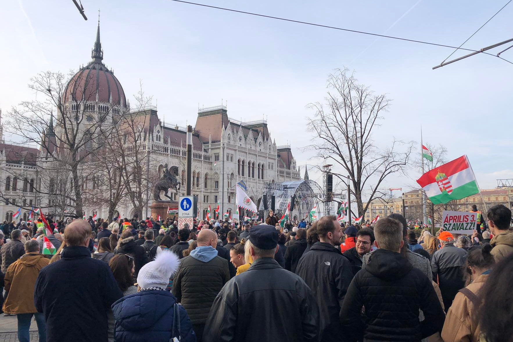 Talán még sohasem néztünk ki olyan jól, mint ma - jelentette ki Orbán Viktor Budapesten, a Kossuth téren összegyűltekhez szólva