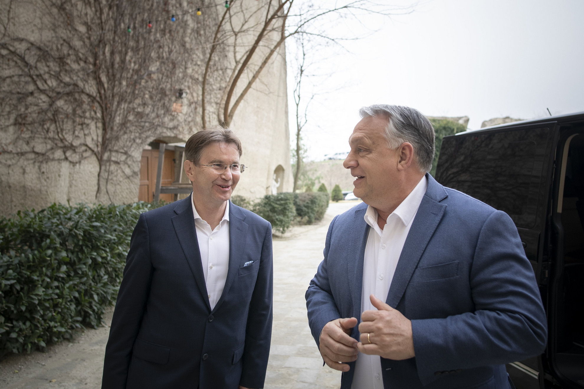 A Miniszterelnöki Sajtóiroda által közreadott képen az Egerbe látogató Orbán Viktor miniszterelnököt, a Fidesz elnökét (j) köszönti Pajtók Gábor (Fidesz-KDNP), Heves megyei kormánymegbízott, a megye 1. számú, egri székhelyű választókerületének országgyűlési képviselőjelöltje (b)
