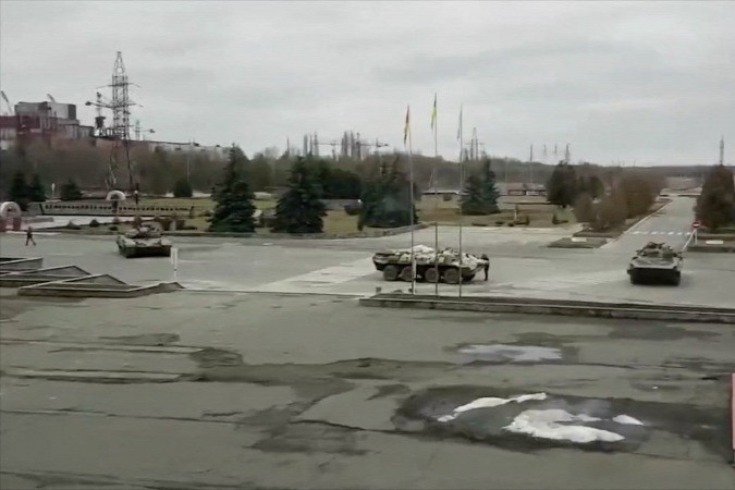 Orosz tankok az elfoglalt csernobili atomerőmű területén