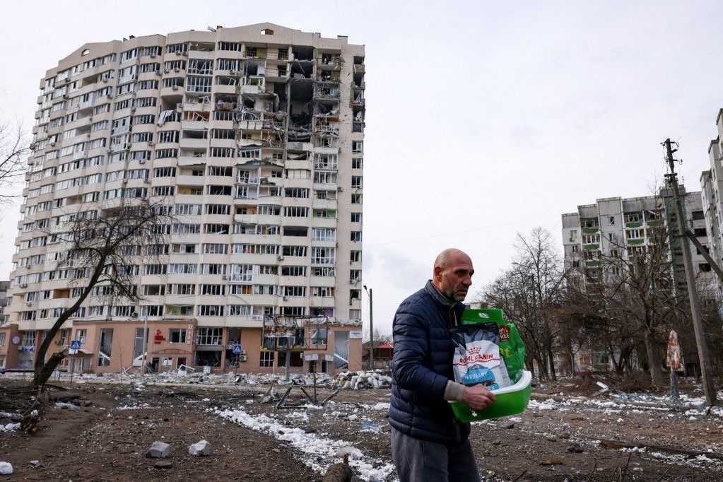Az épület Csernyihiv csütörtöki bombázásának nyomait viseli