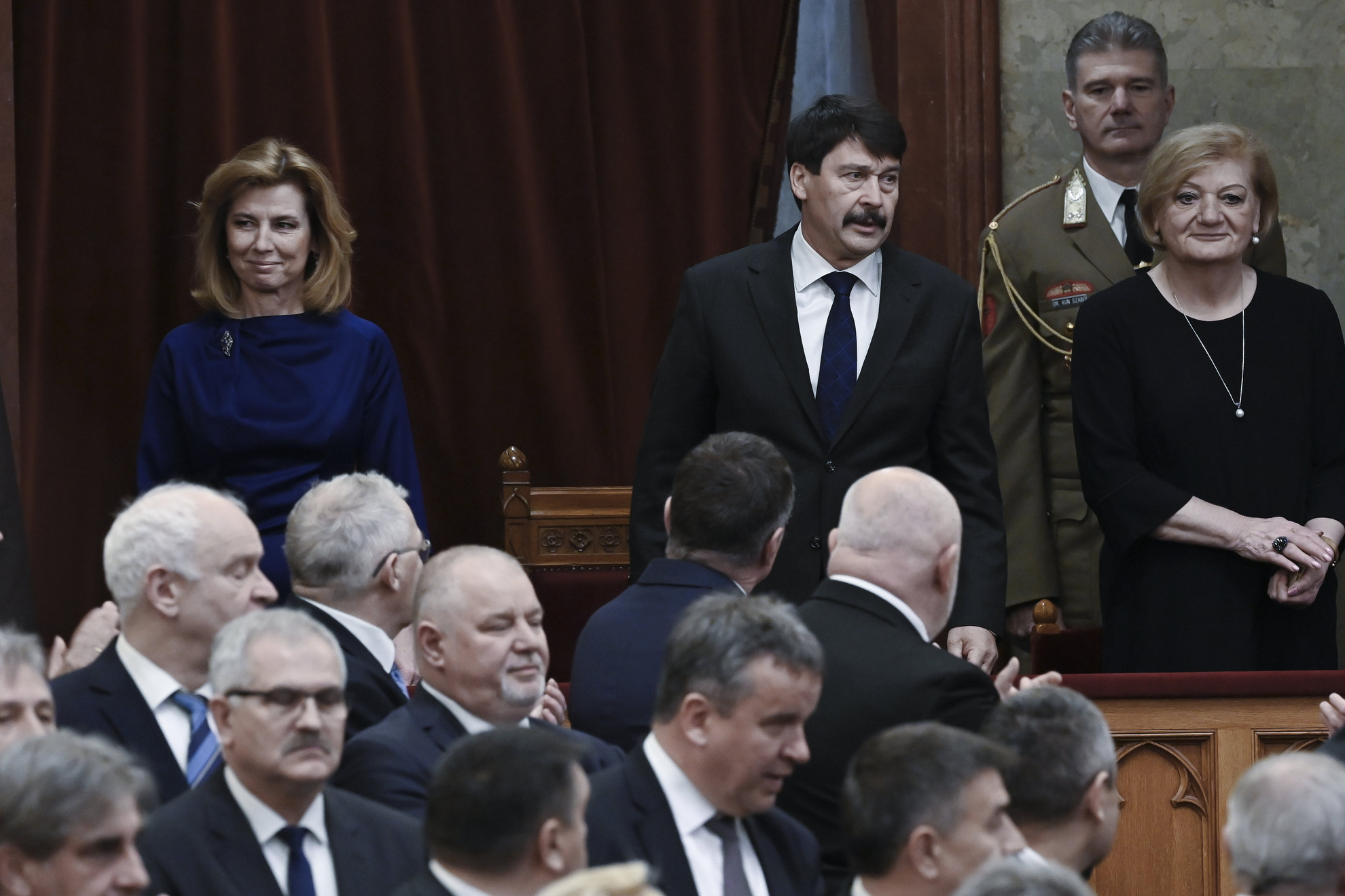 Áder János köztársasági elnök (k) és felesége, Herczegh Anita (b) az Országgyűlés plenáris ülésén, ahol megválasztják az új államfőt 2022. március 10-én
