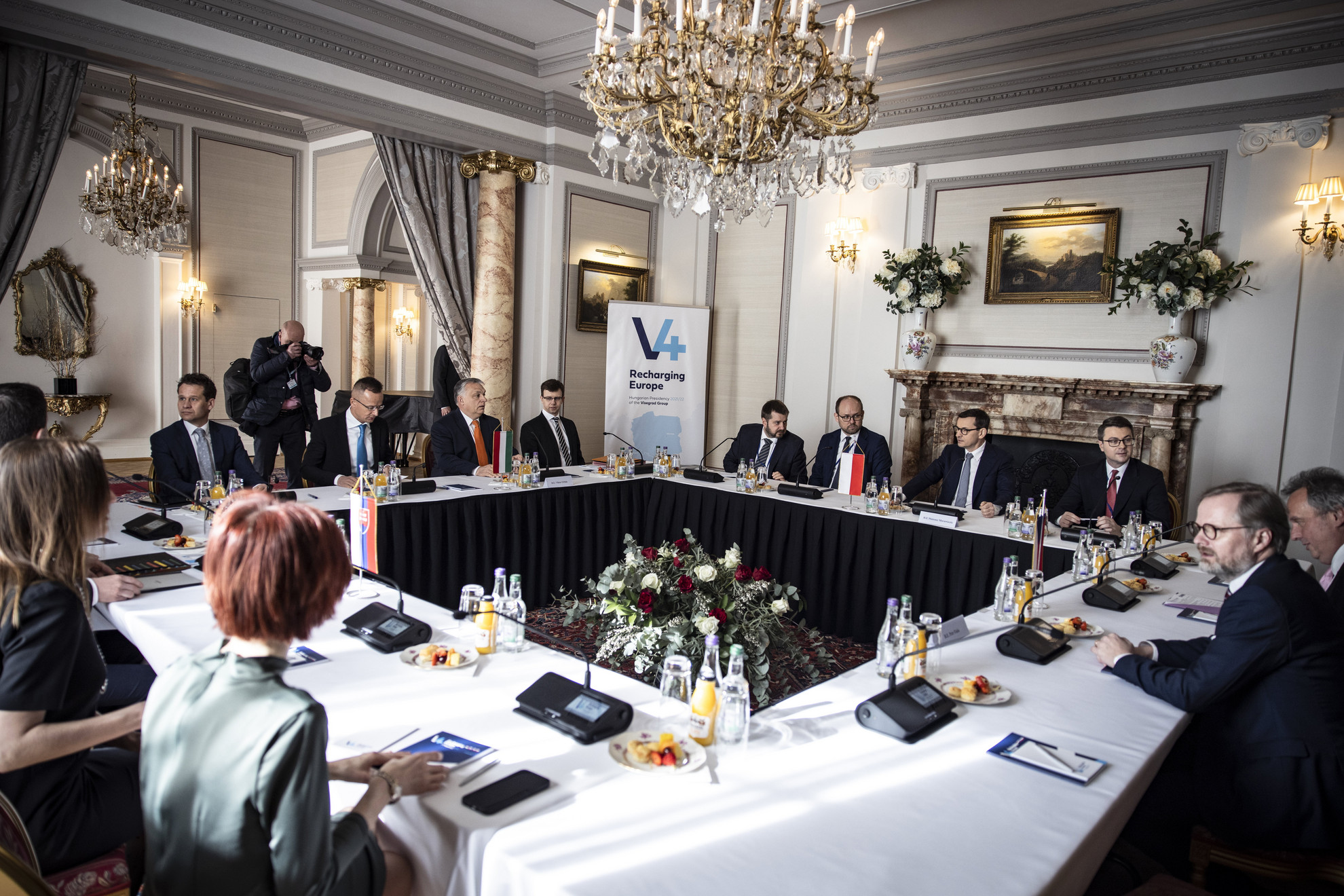 Orbán Viktor magyar (b4), Mateusz Morawiecki lengyel (j4), Petr Fiala cseh (j) és Eduard Heger szlovák (b, háttal, takarásban) miniszterelnök a visegrádi országok és az Egyesült Királyság csúcstalálkozója előtti V4-es egyeztetésen a londoni magyar nagykövetségen 2022. március 8-án