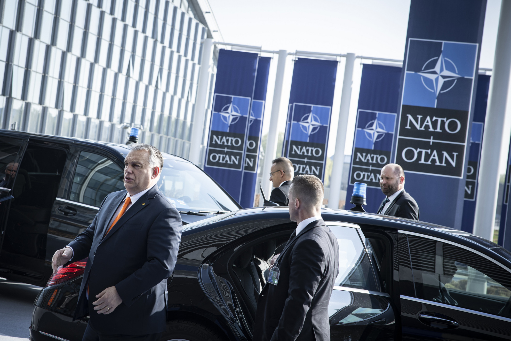 Orbán Viktor miniszterelnök (b) a NATO-tagországok állam-, illetve kormányfőinek rendkívüli brüsszeli csúcstalálkozójára érkezik 2022. március 24-én
