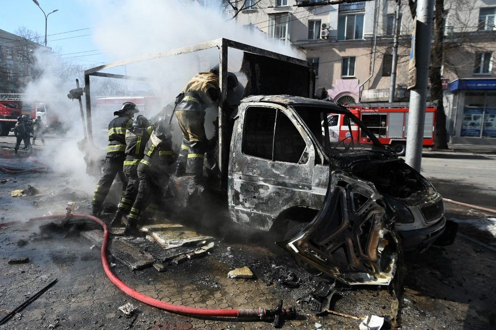 A tűzoltók egy égő autót oltottak el Donyeckben